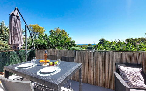 Les Terrasses des Hautsdefonsainte: Meubilair, Buitenmeubels, Tafel, Buitentafel, Stoel, Dek, Keuken En Eettafel, Schaduw, Hardwood, Balkon