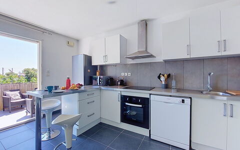 Les Terrasses des Hautsdefonsainte: Keuken, Countertop, Major Appliance, Flooring, Toestel Van De Keuken, Cabinetry, Interieur Ontwerp, Verdieping, Meubilair, Appartement