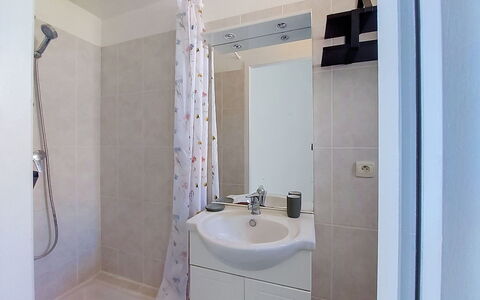 Les Terrasses des Hautsdefonsainte: Loodgieterswerkinrichting, Flooring, Verdieping, Interieur Ontwerp, Wastafel In De Badkamer, Badkamer, Wastafel, Kraan, Kamer, Loodgieter