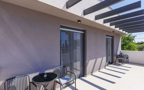 Laluma: Verdieping, Samengesteld Materiaal, Balkon, Buitenmeubels, Appartement, Schaduw, Stoel, Patio, Beton, Dek