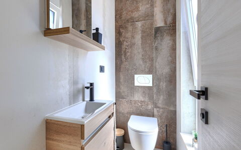Laluma: Loodgieterswerkinrichting, Muur, Badkamer, Flooring, Verdieping, Interieur Ontwerp, Toilet, Wc Bril, Wastafel, Wastafel In De Badkamer