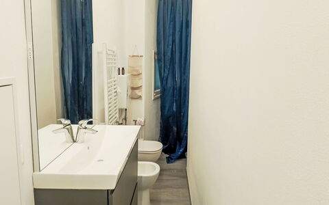 Onda Blu House: Flooring, Verdieping, Interieur Ontwerp, Loodgieterswerkinrichting, Badkamer, Toilet, Kamer, Loodgieter, Wc Bril, Wastafel In De Badkamer