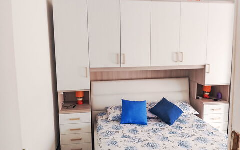 Onda Blu House: Meubilair, Interieur Ontwerp, Hout, Slaapkamer, Flooring, Verdieping, Kamer, Bed, Cabinetry, Lade