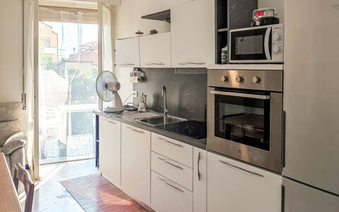 Onda Blu House: Toestel Van De Keuken, Keuken, Countertop, Major Appliance, Cabinetry, Huishoudapparatuur, Flooring, Hout, Interieur Ontwerp, Fornuis