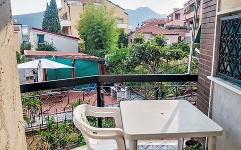 Onda Blu House: Meubilair, Balkon, Stoel, Buitentafel, Buitenmeubels, Fiets