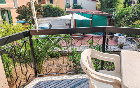 Onda Blu House: Balkon, Schaduw, Leuning, Buitentafel, Kamerplant