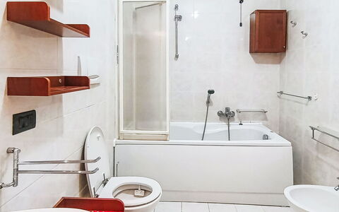 Monica: Badkamer, Loodgieterswerkinrichting, Flooring, Verdieping, Interieur Ontwerp, Wastafel, Toilet, Kraan, Wastafel In De Badkamer, Bad