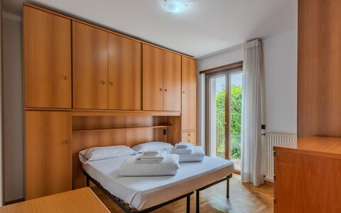 Michelon: Interieur Ontwerp, Bed, Verdieping, Kamer, Slaapkamer, Appartement, Bed Frame, Beits, Hardwood, Bedding