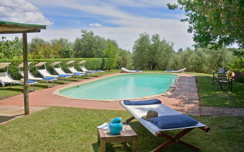 Villa Gioli: Zwembad, Buitenmeubels, Meubilair, Toevlucht, Landgoed, Schaduw, Tuin, Ligstoel, Landscaping, Hacienda