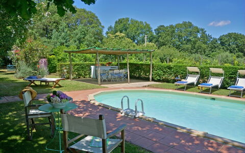 Villa Gioli: Zwembad, Meubilair, Buitenmeubels, Struik, Toevlucht, Tuin, Schaduw, Stoel, Backyard, Hacienda