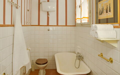 Villa Gioli: Interieur Ontwerp, Muur, Badkamer, Loodgieterswerkinrichting, Flooring, Wastafel In De Badkamer, Verdieping, Loodgieter, Kraan, Wastafel
