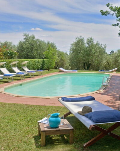 Villa Gioli: Zwembad, Buitenmeubels, Meubilair, Toevlucht, Landgoed, Schaduw, Tuin, Ligstoel, Landscaping, Hacienda