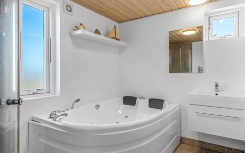 Tuva - 3.5Km from the Sea: Loodgieterswerkinrichting, Bad, Badkamer, Interieur Ontwerp, Flooring, Plafond, Kraan, Verdieping, Wastafel, Loodgieter