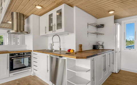 Tuva - 3.5Km from the Sea: Keuken, Countertop, Flooring, Toestel Van De Keuken, Cabinetry, Interieur Ontwerp, Meubilair, Hout, Verdieping, Major Appliance