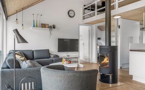 Tuva - 3.5Km from the Sea: Hout, Flooring, Verdieping, Interieur Ontwerp, Meubilair, Houten Vloer, Woonkamer, Plafond, Kamer