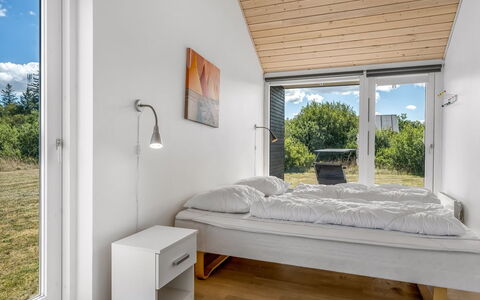 Tuva - 3.5Km from the Sea: Hout, Huis, Slaapkamer, Bed, Hardwood, Beits, Ontwerp, Daylighting, Plank, Bedding