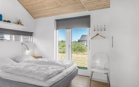 Tuva - 3.5Km from the Sea: Interieur Ontwerp, Hout, Slaapkamer, Plafond, Meubilair, Bed, Flooring, Verdieping, Verlichting, Huis