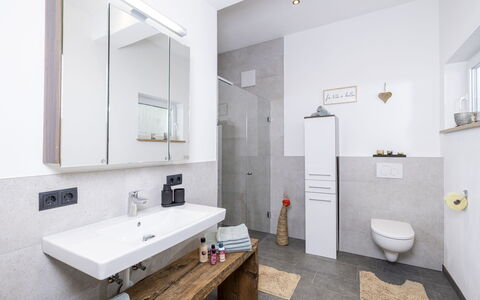 Eberharter am Schweinberg: Interieur Ontwerp, Flooring, Loodgieterswerkinrichting, Verdieping, Badkamer, Kraan, Plafond, Wastafel, Huis, Badkamerkast