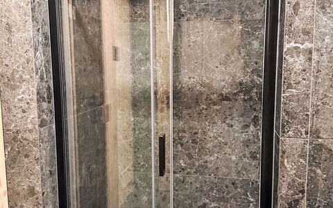 Rebelka: Flooring, Verdieping, Deur Van De Douche, Loodgieter, Loodgieterswerkinrichting, Tegel, Marmeren, Badkamer