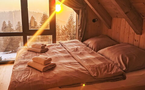 Horni Misecky 3: Interieur Ontwerp, Hout, Slaapkamer, Verdieping, Meubilair, Bed, Flooring, Kamer, Laken, Verlichting