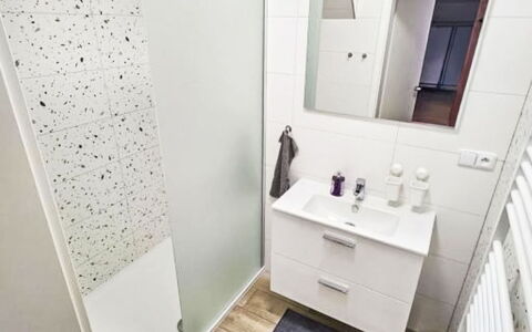Sára: Flooring, Verdieping, Interieur Ontwerp, Loodgieterswerkinrichting, Badkamer, Badkamerkast, Loodgieter, Tegel, Kamer, Huis