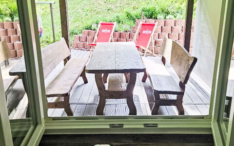 Sára: Hout, Meubilair, Verdieping, Veranda, Hardwood, Beits, Stoel, Buitenmeubels, Outdoor Structuur, Plank