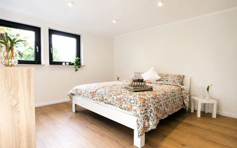 Herzwerk Schwalenberg: Bed, Meubilair, Interieur Ontwerp, Slaapkamer, Flooring, Verdieping, Bedding, Muur, Laken, Hout