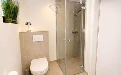 Herzwerk Schwalenberg: Badkamer, Loodgieterswerkinrichting, Flooring, Muur, Interieur Ontwerp, Verdieping, Toilet, Loodgieter, Kraan, Kamer