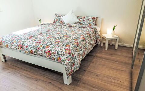 Herzwerk Schwalenberg: Verdieping, Flooring, Interieur Ontwerp, Houten Vloer, Slaapkamer, Meubilair, Bed, Hout, Laken, Bedding
