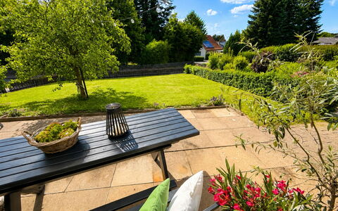 Herzwerk Schwalenberg: Groen, Meubilair, Buitenmeubels, Struik, Tuin, Plantengemeenschap, Buitentafel, Land Lot, Groundcover