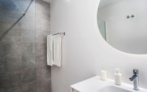 Los Arcos: Muur, Flooring, Badkamer, Interieur Ontwerp, Loodgieterswerkinrichting, Verdieping, Wastafel, Kraan, Loodgieter, Badkamerkast