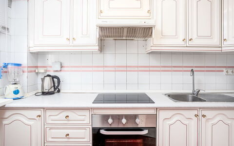 Los Arcos: Keuken, Cabinetry, Interieur Ontwerp, Countertop, Flooring, Major Appliance, Toestel Van De Keuken, Huis, Kamer, Kast