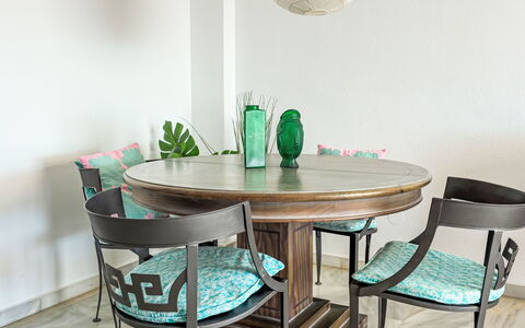 Los Arcos: Meubilair, Hout, Interieur Ontwerp, Tafel, Flooring, Stoel, Verdieping, Keuken En Eettafel, Eetkamer, Beits