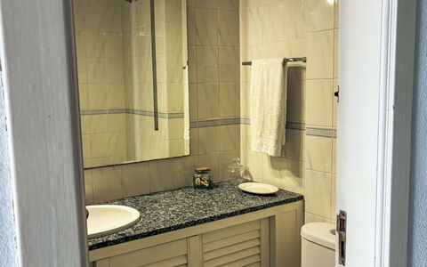 Los Arcos: Loodgieterswerkinrichting, Wastafel In De Badkamer, Muur, Badkamer, Flooring, Wastafel, Verdieping, Interieur Ontwerp, Kraan, Loodgieter