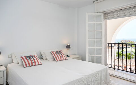 Los Arcos: Meubilair, Interieur Ontwerp, Muur, Bed, Slaapkamer, Verdieping, Flooring, Bedding, Laken, Textiel