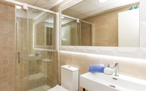 Sol Y Mar i: Flooring, Verdieping, Interieur Ontwerp, Loodgieterswerkinrichting, Badkamer, Plafond, Toilet, Loodgieter, Tegel, Badkamerkast