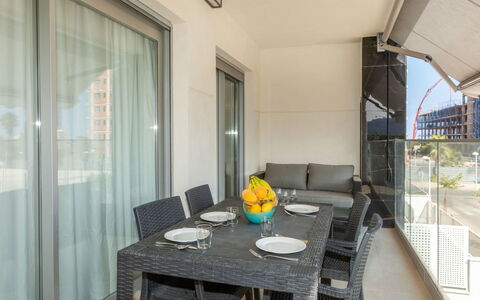 Sol Y Mar i: Meubilair, Flooring, Interieur Ontwerp, Verdieping, Appartement, Stoel, Keuken En Eettafel, Glas, Condominium, Balkon