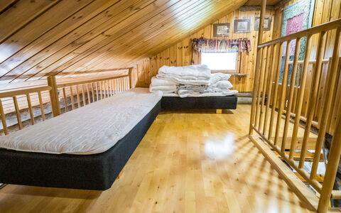 Nelostupa a: Hout, Verdieping, Flooring, Meubilair, Interieur Ontwerp, Houten Vloer, Verlichting, Plafond, Kamer, Huis
