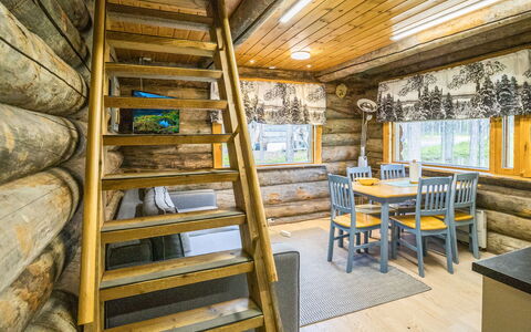 Nelostupa B: Hout, Plafond, Flooring, Interieur Ontwerp, Huis, Verdieping, Blokhut, Verblijf, Plank, Beits