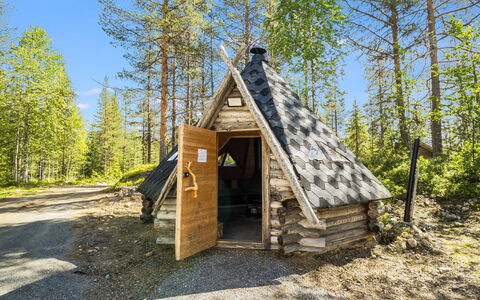 Nelostupa B: Meubilair, Stoel, Buitenmeubels, Tafel, Hout, Buitentafel, Keuken En Eettafel, Schaduw, Tuin, Paraplu