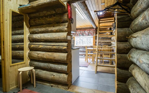 Nelostupa C: Hout, Plafond, Flooring, Verdieping, Interieur Ontwerp, Meubilair, Kamer, Blokhut, Hardwood, Beits