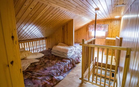 Nelostupa C: Hout, Plafond, Verdieping, Slaapkamer, Kamer, Beits, Hardwood, Bed, Verblijf, Bedding