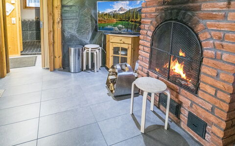 Nelostupa C: Hout, Meubilair, Plafond, Woonkamer, Haard, Stoel, Bankstel, Koffietafel, Hardwood, Beits