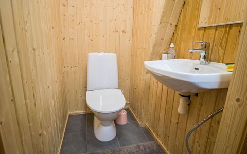 Nelostupa C: Flooring, Verdieping, Hout, Wc Bril, Toilet, Loodgieterswerkinrichting, Interieur Ontwerp, Badkamer, Kamer, Beits