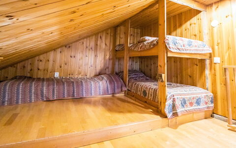 Nelostupa D: Hout, Verdieping, Plafond, Flooring, Interieur Ontwerp, Beits, Kamer, Hardwood, Verblijf, Slaapkamer