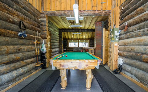 Nelostupa D: Hout, Flooring, Plafond, Verdieping, Interieur Ontwerp, Biljarttafel, Pool, Recreatie Ruimte, Beits