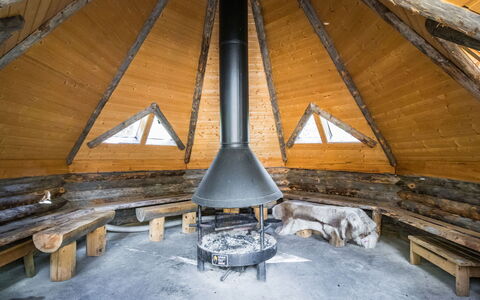 Nelostupa D: Meubilair, Stoel, Buitenmeubels, Tafel, Hout, Buitentafel, Keuken En Eettafel, Schaduw, Tuin, Paraplu