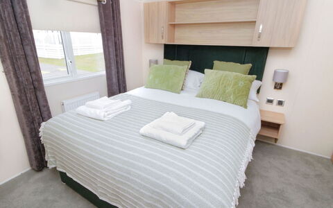Willow'S Retreat: Interieur Ontwerp, Slaapkamer, Bed, Bedding, Laken, Meubilair, Flooring, Linens, Verdieping, Bed Frame