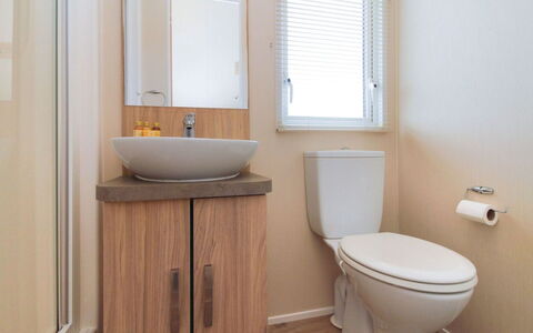 Willow'S Retreat: Wc Bril, Toilet, Badkamer, Loodgieterswerkinrichting, Hout, Wastafel In De Badkamer, Flooring, Verdieping, Wastafel, Interieur Ontwerp