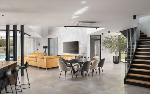 Villa H2: Flooring, Verdieping, Interieur Ontwerp, Meubilair, Plafond, Stoel, Tegel, Woonkamer